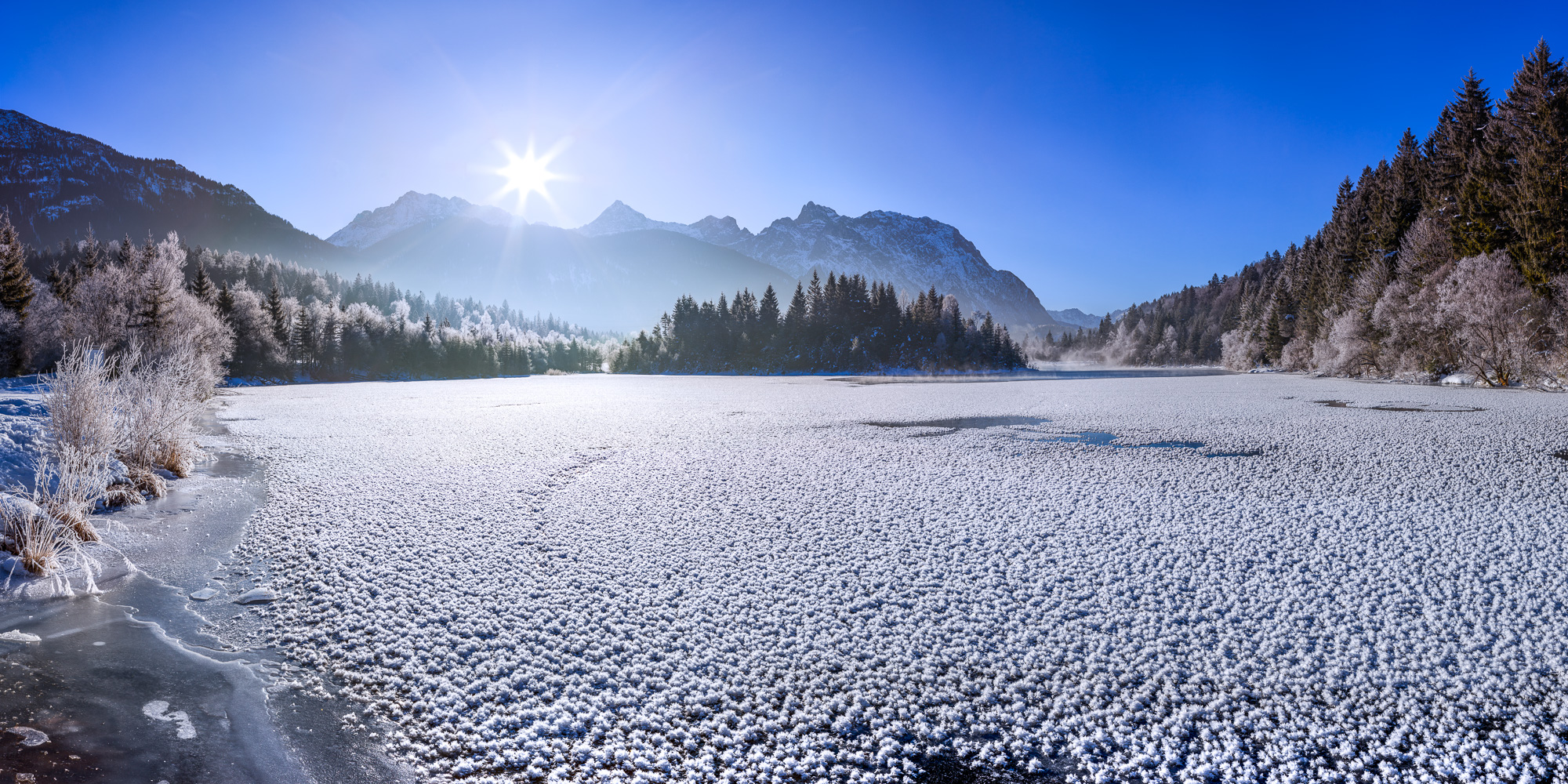 Eisrosen im Winter in den Alpen. See in Krün.
