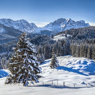 Blick von der Elmauer Alm zur Zugspitze im Winter