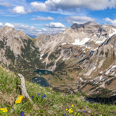 Soiernseen mit Wanderern - Berge: Von Links Krapfenkarspitze, Gumpenkarspitze, Soiernspitze, Reißende Lahn, Feldernkopf. Im Hintergrund Hochkarspitze und hoher Wörner