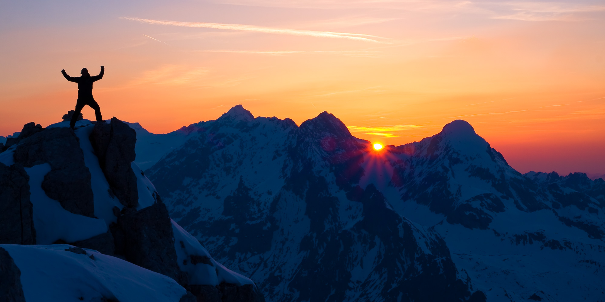 Ziel erreicht. Sonnenuntergang an der Alpspitze, Zugspitze im Winter. Abendrot mit Person.
