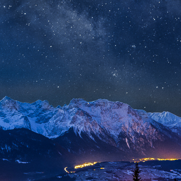 Milchstrasse im Winter mit Schnee - Karwendel und oberes Isartal zu Beginn der blauen Stunde