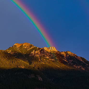 Regenbogen im Karwendel über dem Soierngebirge von Wallgau aus. Rechts Schöttelkar-Seinskopf-Lausberg